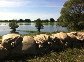 Feuerwehr Hochwasser 2013 Elbe 222.jpg